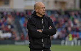 Claudio Barragán dirigiendo un partido del Eldense en la banda del Pepico Amat.