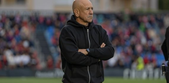 Claudio Barragán dirigiendo un partido del Eldense en la banda del Pepico Amat.
