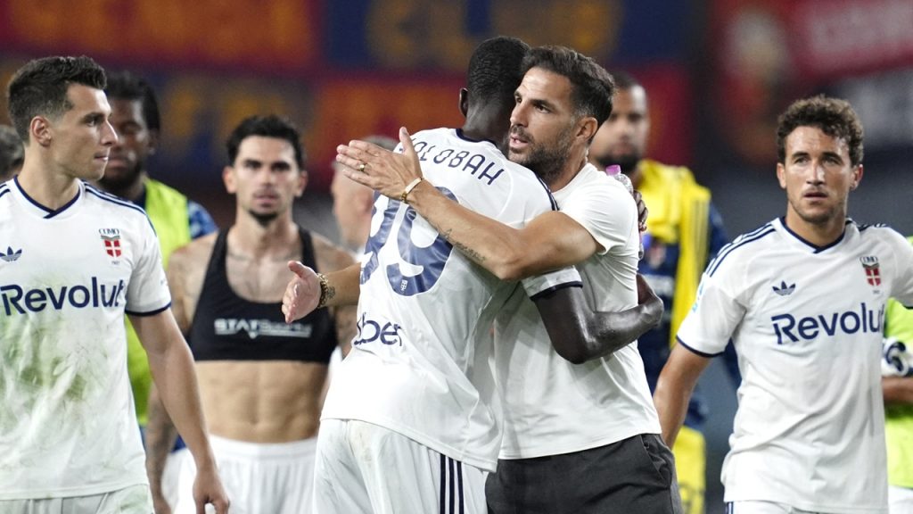 Cesc Fàbregras se abraza a Trevor Chalobah ante la mirada de Luis Milla a la finalización de un Genoa - Como de la Serie A 2026/27.