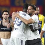 Cesc Fàbregras se abraza a Trevor Chalobah ante la mirada de Luis Milla a la finalización de un Genoa - Como de la Serie A 2026/27.