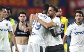 Cesc Fàbregras se abraza a Trevor Chalobah ante la mirada de Luis Milla a la finalización de un Genoa - Como de la Serie A 2026/27.