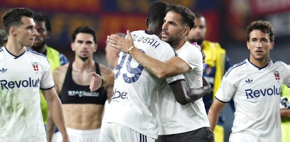 Cesc Fàbregras se abraza a Trevor Chalobah ante la mirada de Luis Milla a la finalización de un Genoa - Como de la Serie A 2026/27.