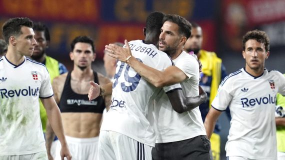 Cesc Fàbregras se abraza a Trevor Chalobah ante la mirada de Luis Milla a la finalización de un Genoa - Como de la Serie A 2026/27.