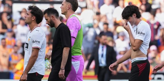 Carlos Corberán, cabizbajo junto a varios de sus jugadores, al término del Valencia - FC Barcelona, en el que su equipo cayó goleado por 0-5.