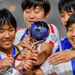 Jugadoras de Corea del Norte sonríen mientras sostienen el trofeo de campeonas del Mundial femenino sub-17