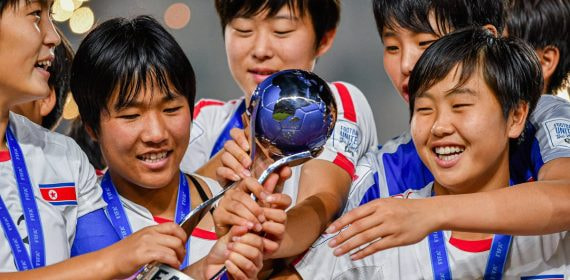 Jugadoras de Corea del Norte sonríen mientras sostienen el trofeo de campeonas del Mundial femenino sub-17