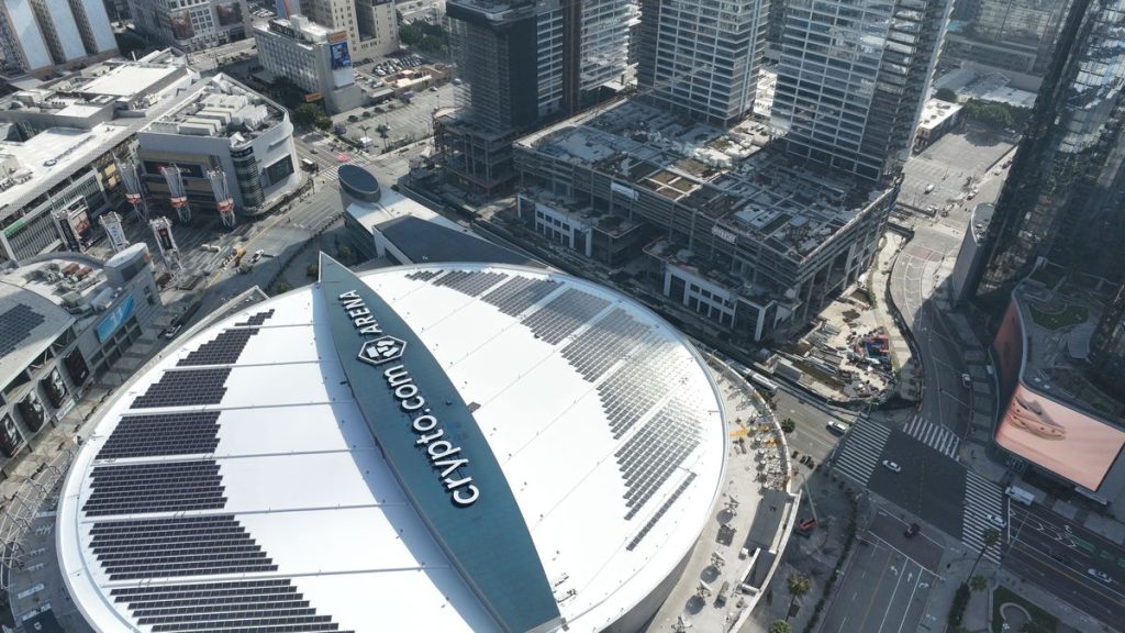 Vista aérea del Crypto.com Arena, en el centro de Los Ángeles