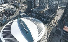 Vista aérea del Crypto.com Arena, en el centro de Los Ángeles