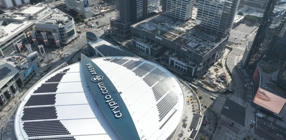 Vista aérea del Crypto.com Arena, en el centro de Los Ángeles