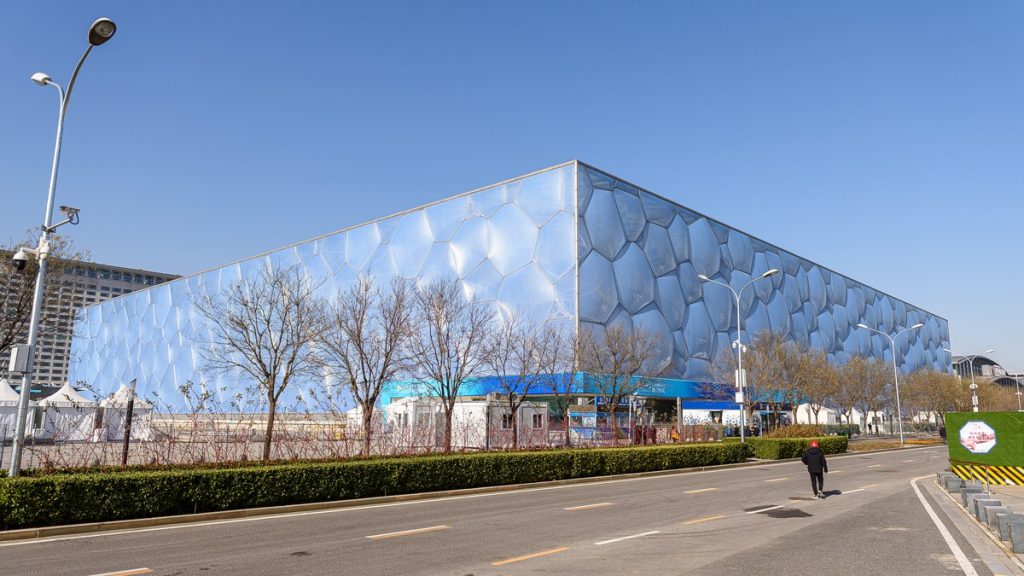 Fachada del Centro Acuático Nacional de Pekín, el Cubo de Agua, con cielo despejado