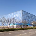Fachada del Centro Acuático Nacional de Pekín, el Cubo de Agua, con cielo despejado