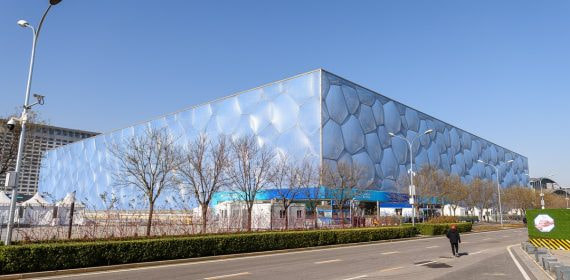Fachada del Centro Acuático Nacional de Pekín, el Cubo de Agua, con cielo despejado