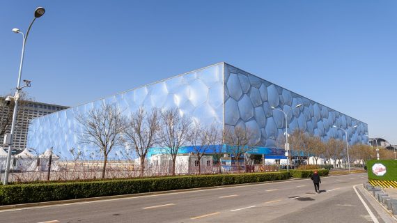 Fachada del Centro Acuático Nacional de Pekín, el Cubo de Agua, con cielo despejado