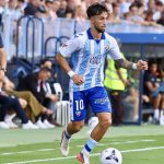 David Larrubia, canterano del Málaga CF, conduce el balón ante el Levante en LaLiga EA Sports