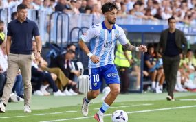 David Larrubia, canterano del Málaga CF, conduce el balón ante el Levante en LaLiga EA Sports