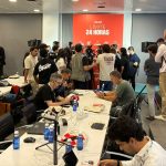 Imagen de periodistas trabajando durante el deadline day del mercado de fichajes 2026 en la sede de LaLiga.