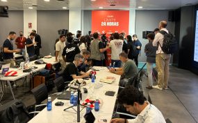 Imagen de periodistas trabajando durante el deadline day del mercado de fichajes 2026 en la sede de LaLiga.