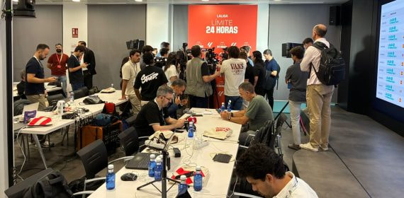 Imagen de periodistas trabajando durante el deadline day del mercado de fichajes 2026 en la sede de LaLiga.