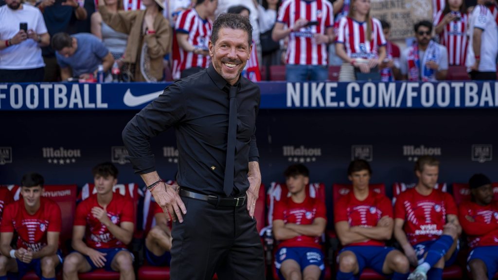 Diego Pablo Simeone sonríe junto a su banquillo durante la victoria por 2-1 del Atlético de Madrid ante el Real Madrid.