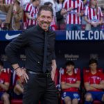 Diego Pablo Simeone sonríe junto a su banquillo durante la victoria por 2-1 del Atlético de Madrid ante el Real Madrid.