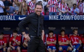 Diego Pablo Simeone sonríe junto a su banquillo durante la victoria por 2-1 del Atlético de Madrid ante el Real Madrid.