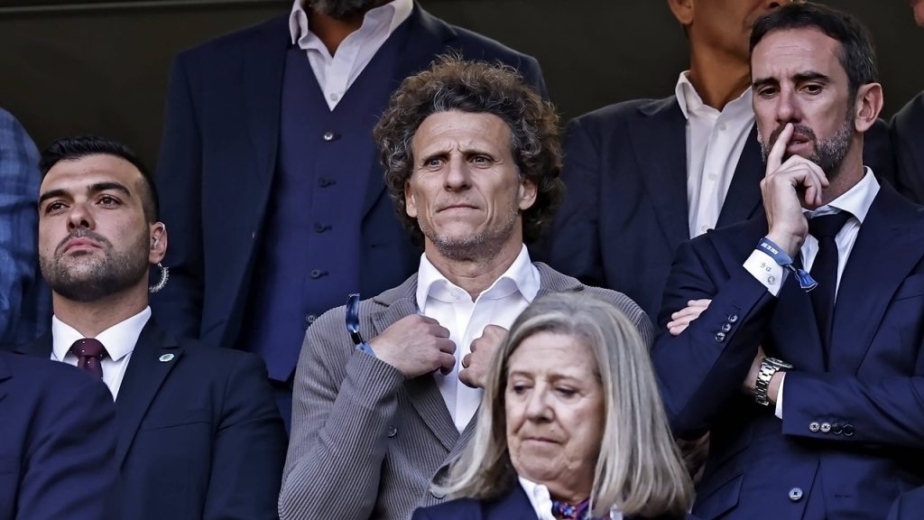 Diego Forlán, junto a Diego Godín, en el palco de autoridades durante el partido entre Uruguay y España del Mundial 2026.