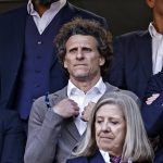 Diego Forlán, junto a Diego Godín, en el palco de autoridades durante el partido entre Uruguay y España del Mundial 2026.