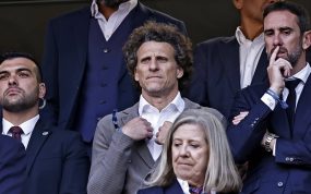 Diego Forlán, junto a Diego Godín, en el palco de autoridades durante el partido entre Uruguay y España del Mundial 2026.