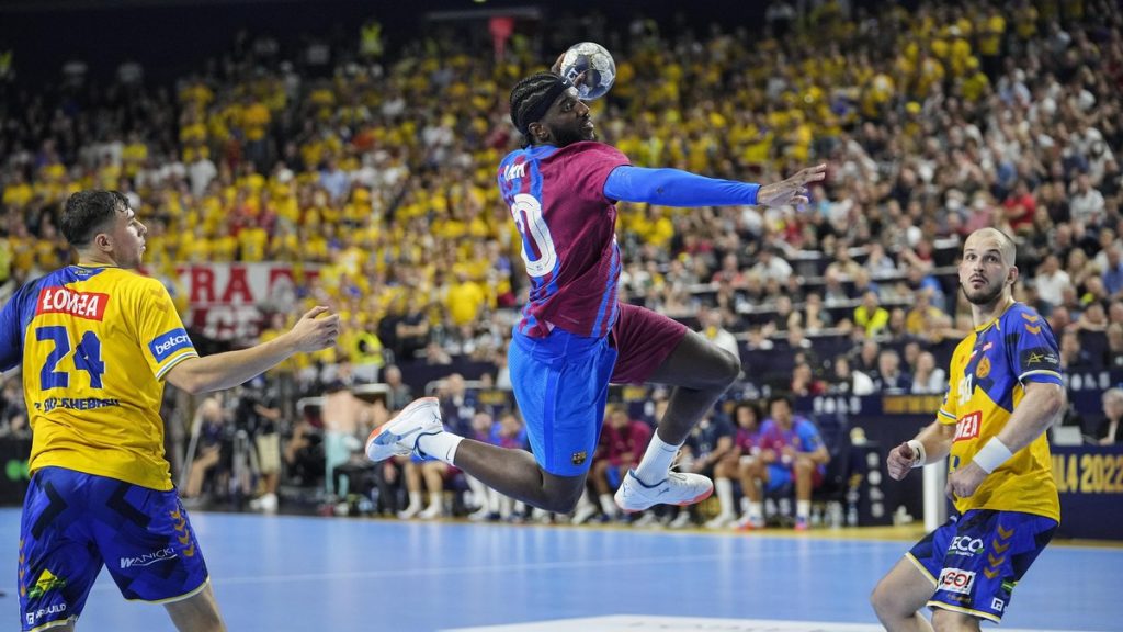 Dika Mem salta para lanzar a portería en la final de la Champions League de balonmano en Colonia