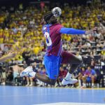 Dika Mem salta para lanzar a portería en la final de la Champions League de balonmano en Colonia