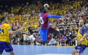 Dika Mem salta para lanzar a portería en la final de la Champions League de balonmano en Colonia