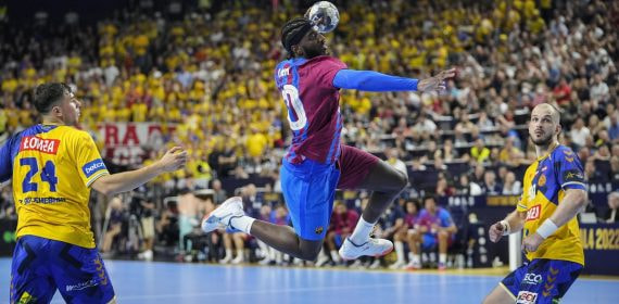 Dika Mem salta para lanzar a portería en la final de la Champions League de balonmano en Colonia