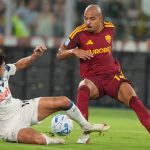 Donyell Malen regatea a Raoul Bellanova durante un Roma - Atalanta de comienzos de la Serie A 2026/27.