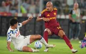 Donyell Malen regatea a Raoul Bellanova durante un Roma - Atalanta de comienzos de la Serie A 2026/27.