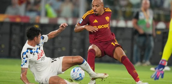 Donyell Malen regatea a Raoul Bellanova durante un Roma - Atalanta de comienzos de la Serie A 2026/27.