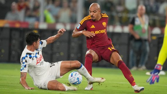Donyell Malen regatea a Raoul Bellanova durante un Roma - Atalanta de comienzos de la Serie A 2026/27.