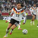 Younes Ebnoutalib pelea por un balón durante el partido de Nations League 2026/27 entre Alemania y Grecia disputado en Augsburgo.