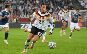 Younes Ebnoutalib pelea por un balón durante el partido de Nations League 2026/27 entre Alemania y Grecia disputado en Augsburgo.