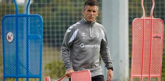 Jokin Aranbarri, el nuevo entrenador de la SD Eibar, durante una sesión de entrenamiento al comienzo de la temporada 2026/27.