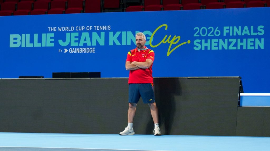 Dani Garde, encordador oficial del equipo español, posa en la pista donde se disputan las finales de la Billie Jean King Cup.