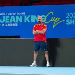 Dani Garde, encordador oficial del equipo español, posa en la pista donde se disputan las finales de la Billie Jean King Cup.