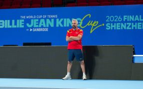 Dani Garde, encordador oficial del equipo español, posa en la pista donde se disputan las finales de la Billie Jean King Cup.