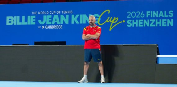 Dani Garde, encordador oficial del equipo español, posa en la pista donde se disputan las finales de la Billie Jean King Cup.