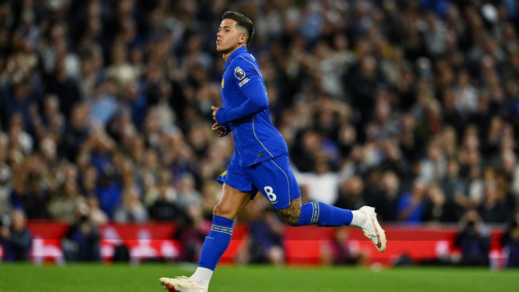 Enzo Fernández, en acción en su último partido con la camiseta del Chelsea, durante el partido de Premier League ante el Fulham de la primera jornada.
