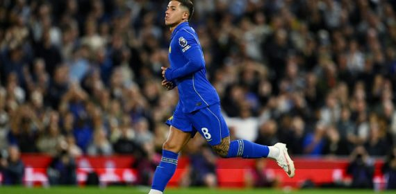 Enzo Fernández, en acción en su último partido con la camiseta del Chelsea, durante el partido de Premier League ante el Fulham de la primera jornada.