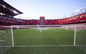 Vista del Estadio Ramón Sánchez-Pizjuán vacío desde detrás de la portería del Gol Sur, con las gradas rojas y el escudo del Sevilla al fondo