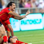 El medio melé Estanislao Bay, con la camiseta roja de España, suelta un pase desde el suelo junto a un ruck