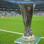 El trofeo de la Europa League, en el césped del Tüpraş Stadium de Estambul, antes de la final de 2026 entre el Aston Villa y el Friburgo.