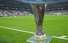El trofeo de la Europa League, en el césped del Tüpraş Stadium de Estambul, antes de la final de 2026 entre el Aston Villa y el Friburgo.