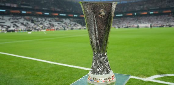 El trofeo de la Europa League, en el césped del Tüpraş Stadium de Estambul, antes de la final de 2026 entre el Aston Villa y el Friburgo.